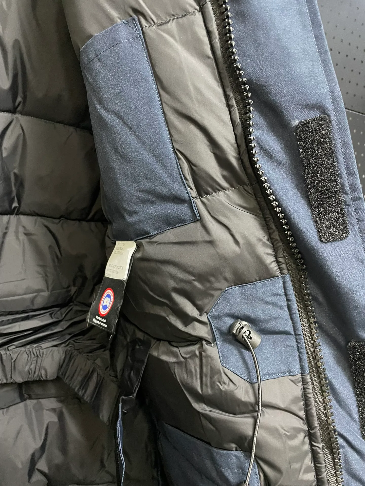 P1060 CANADA GOOES 🇨🇦ⒿⓅⓈ manufactures 10 models of snow curse men and women couples. Factory direct supply: supplying global purchasing agents, micro-business, entities, Tmall, high-end stalls and studio cooperation, free shipping! There are 10 types of Canada Goose Snow Mantra parkas for men and women, the Rolls-Royce of down jackets. ➖ Industry-leading anti-counterfeiting chip sensing. ➖ Imported Behringer embroidery machines and customized embroidery labels, the highest level and industry leading. ➖ Imported Korean 21-count polyester-cotton blended original fabric, TC85 waterproof coated fabric, water-repellent, windproof and wear-resistant. ➖ The new national standard 90 white duck down has an average down filling of 300 grams. The amount of down filling is industry-leading. ➖ 100% nylon lining with double double-layer sealing design to prevent velvet running, and seamless thread design on the cuffs! ➖ Yoshida YKK provides original factory-customized electroplated sliders. YKK two-way lockable zippers are tight and smooth and do not peel off paint. ➖ 3M composite Velcro is durable and the accessories and hardware are all custom-made. Note: Our copywriting is only simple and clear. Instead of bragging about the copywriting, it is better to compare and understand with samples. Only for the purest goose, the most dedicated, the most professional, the highest quality, the highest cost performance! SIZE:XS-XXL [with size chart]